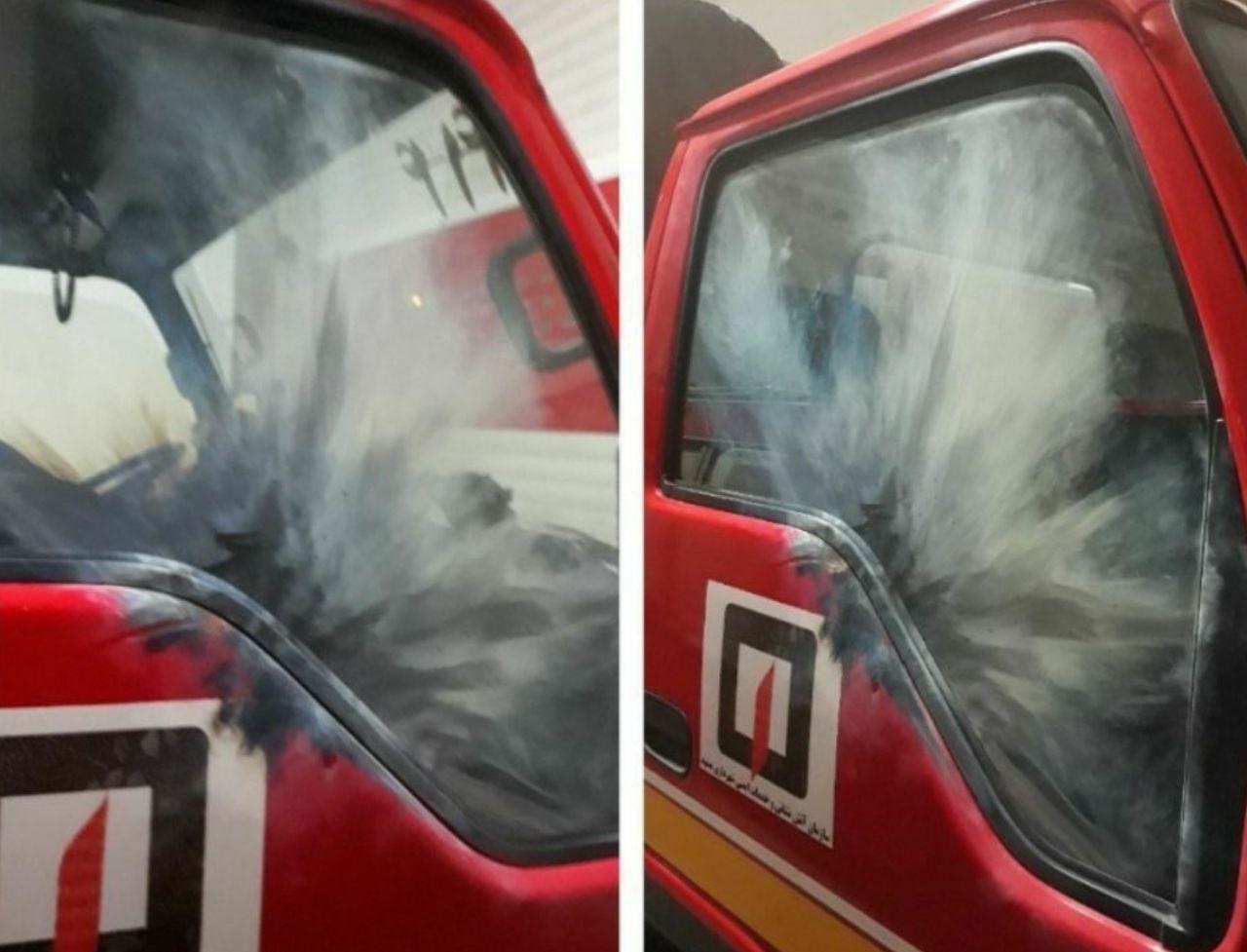 (عکس) اصابت نارنجک به ماشین آتش‌نشانی