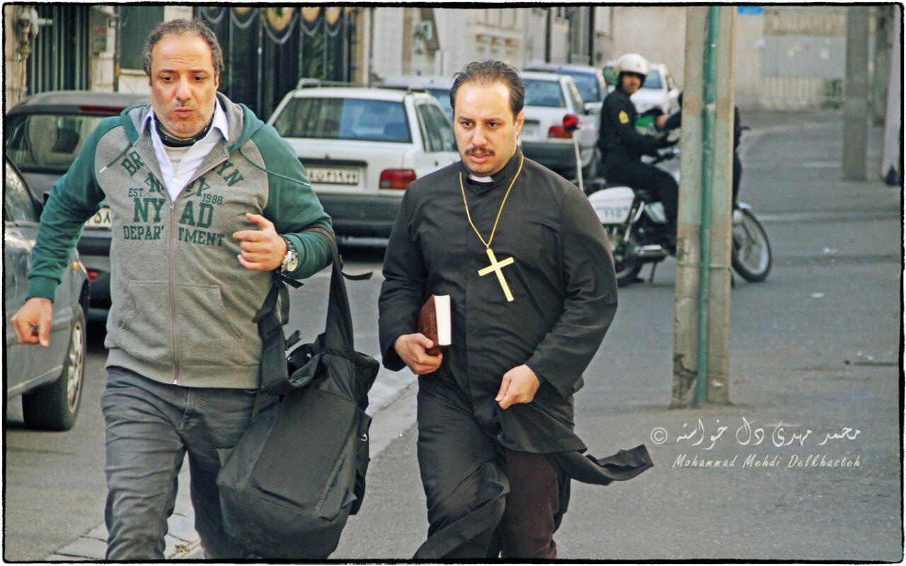 (عکس) جواد عزتی با لباس کشیش مسیحی