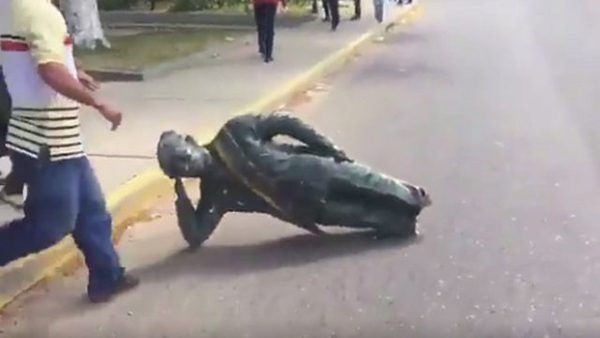 توهین معترضان ونزوئلایی به مجسمه هوگو چاوز