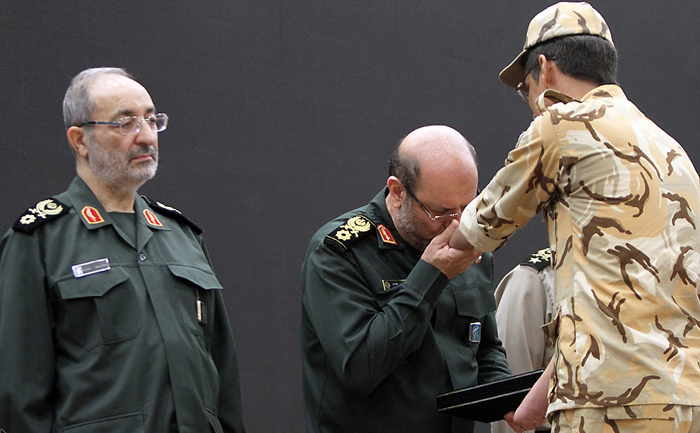 (تصاویر) بوسه وزیردفاع بر دستان یک سرباز