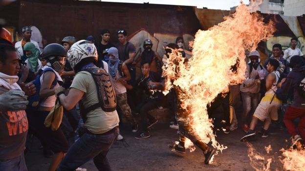 تظاهرات‌کنندگان در ونزوئلا یک مرد جوان را سوزاندند