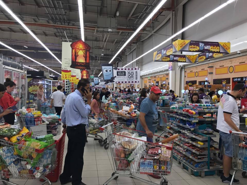 هجوم مردم در قطر به فروشگاه‌ها