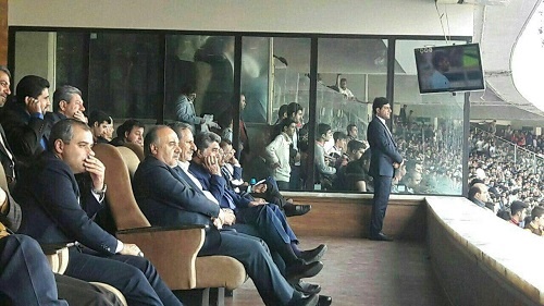 جهانگیری در حال تماشای بازی ایران - ازبکستان