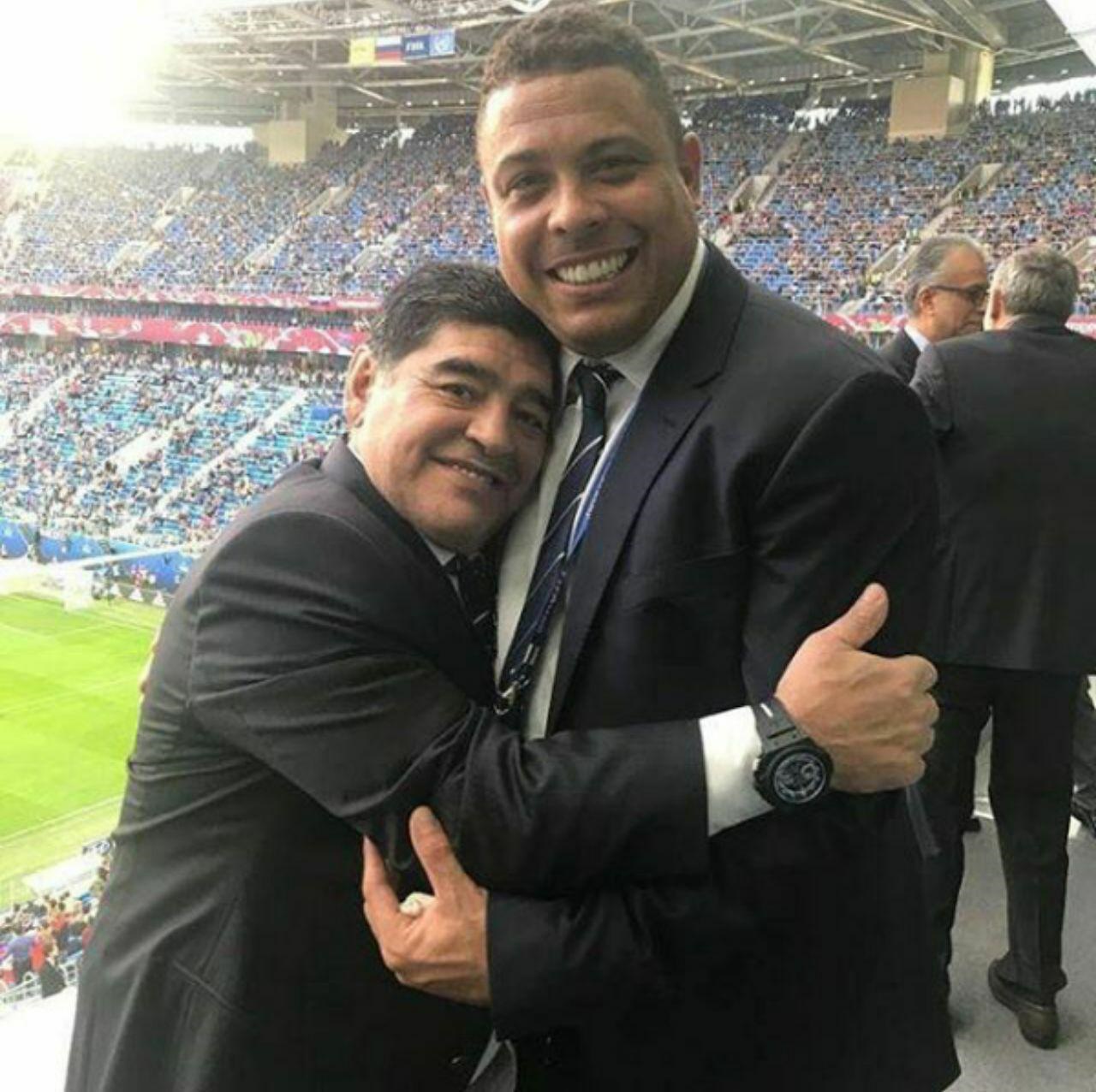 (عکس) مارادونا در آغوش رونالدو