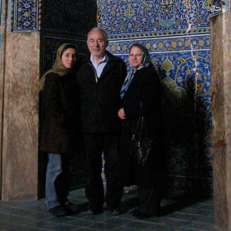مریم میرزاخانی در کنار پدر و مادرش