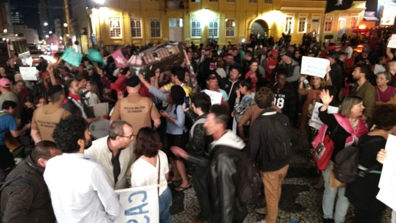 معترضان برزیلی با تخم‌مرغ به عروسی سیاستمدار این کشور حمله کردند