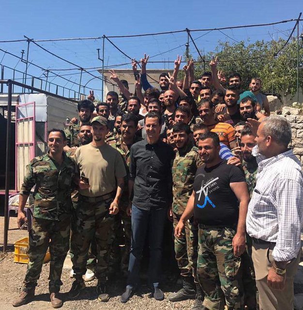 (تصویر) دیدار اسد با خانواده‌های زخمی‌ها در حماه