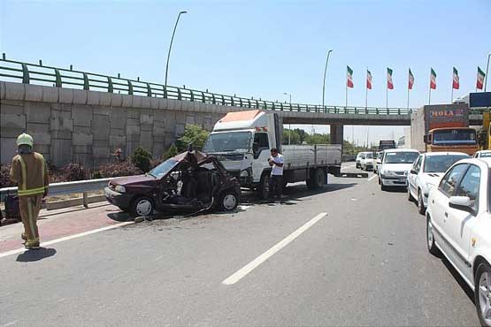 تصادف شدید کامیون و پراید در بزرگراه آزادگان