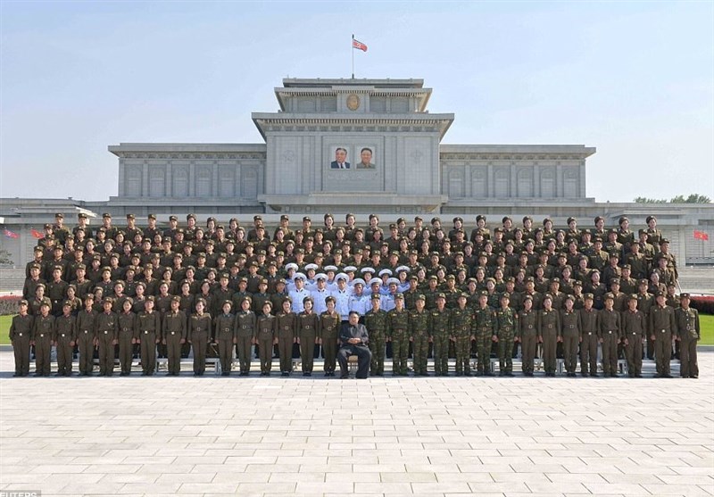 عکس یادگاری رهبر کره شمالی با ارتش آینده
