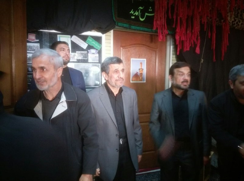 (تصویر) احمدی‌نژاد در مراسم ختم برادرش