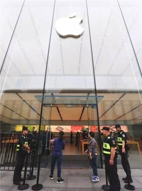 (تصاویر) اپل در روز عرضه آیفون۸ شرمنده شد!