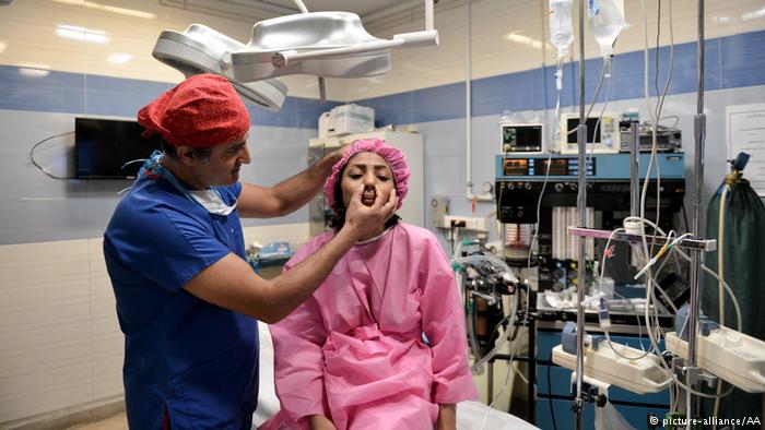 (تصاویر) گزارش خبرگزاری آلمانی از جراحی بینی در ایران