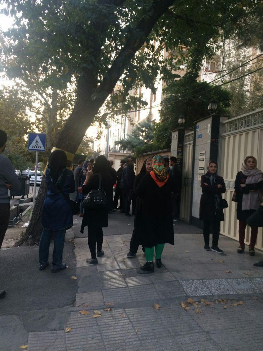 (تصاویر) تجمع معترضان کاسپین مقابل خانه احمدی‌نژاد