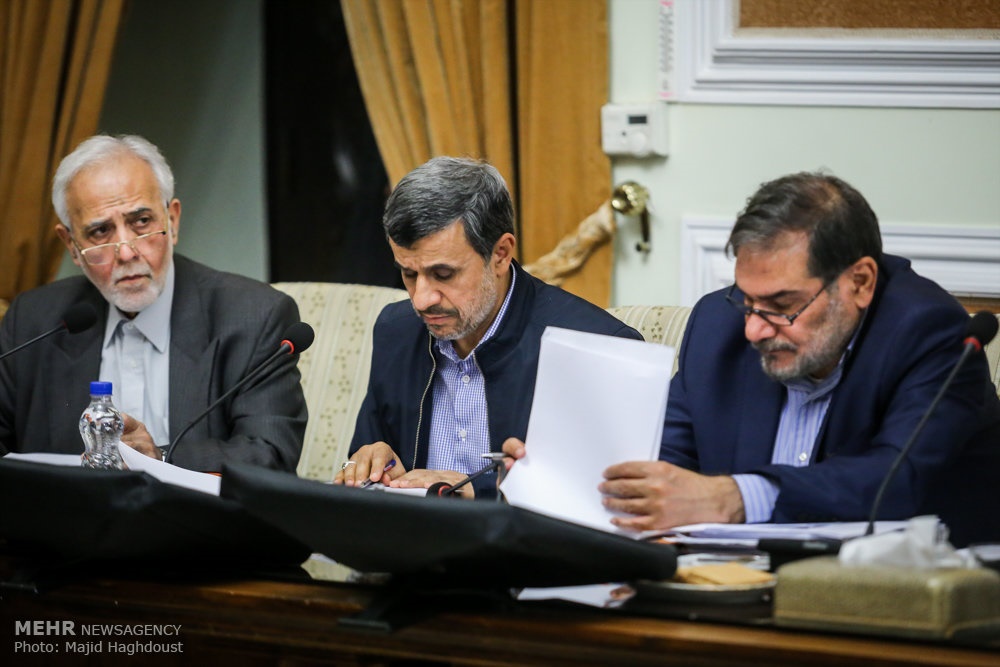 (عکس) هم‌نشینی احمدی‌نژاد و معاونش در مجمع تشخیص مصلحت