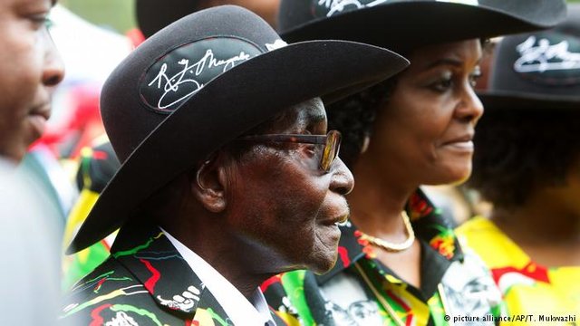 موگابه از ریاست حزب حاکم زیمبابوه برکنار شد