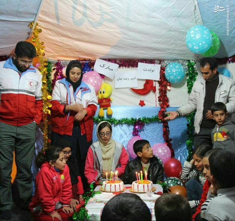 (عکس) جشن تولد کودک زلزله‌زده در چادر هلال‌احمر
