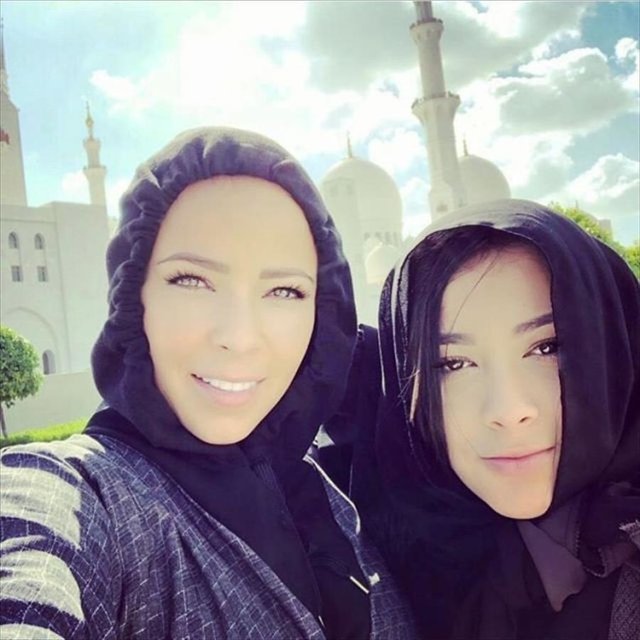 (تصویر) همسران بازیکنان رئال مادرید، با حجاب در امارات