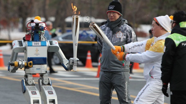 (عکس) هوبو؛رباتی که مشعل المپیک را مثل یک انسان حمل کرد!