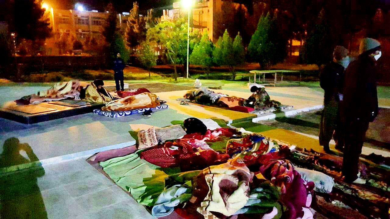 شب‌بیداری دانشجویان کرمان در سرما از ترس زلزله