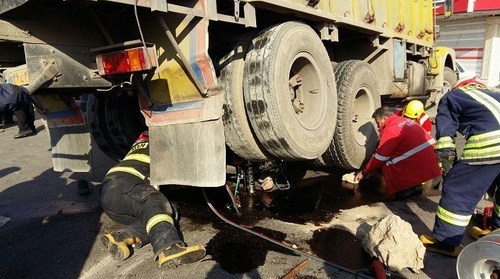 (تصویر) مرگ موتور سوار زیر چرخ‌های کامیون