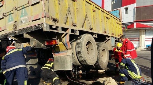 (تصویر) مرگ موتور سوار زیر چرخ‌های کامیون