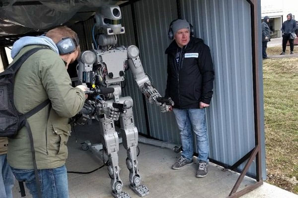 (تصویر) ربات هفت تیرکش روسیه با قابلیت رانندگی
