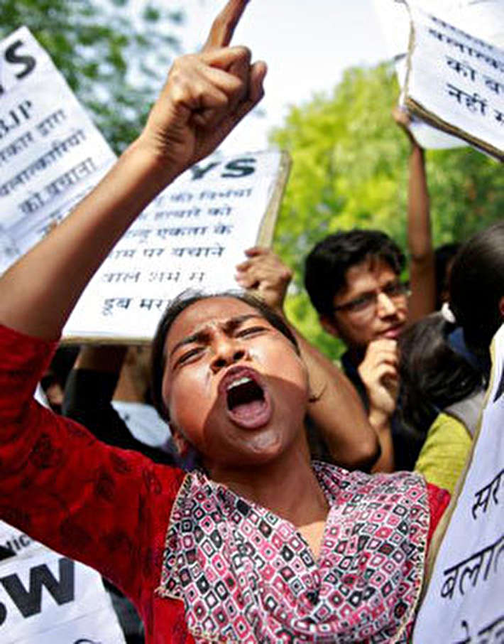 (تصاویر) جنجال تجاوز و قتل یک دختر بچه در هند!