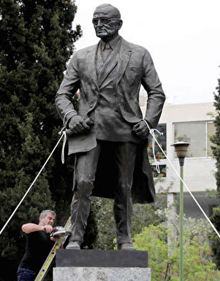 (تصاویر) حمله به مجسمه رئیس‌جمهور سابق آمریکا در یونان