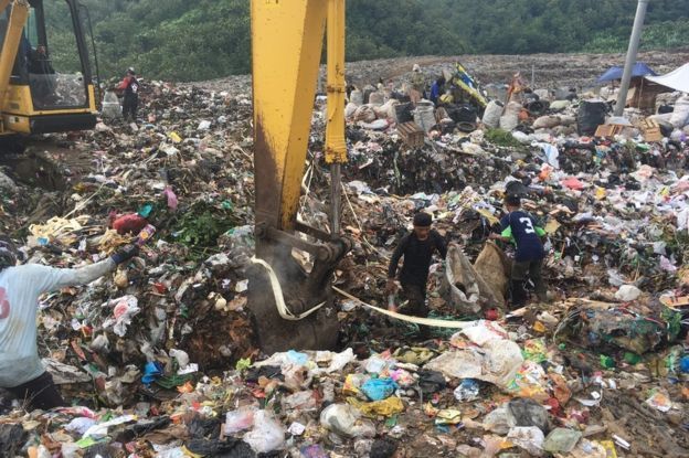 کوه پلاستیکی بزرگ، رودی در اندونزی را بند آورده