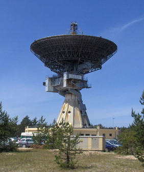 این تلسکوپ توسط نیروهای شوروی به عنوان ایستگاه اکتشاف فضایی « زویوزدا» ساخته شد( اغلب با نام « زیوزدوچکا» Zviozdochka از آن یاد می شود). در سال 1994 میلادی پس از ترک نظامیان شوروی ، تابع آکادمی علوم لتونی شد.