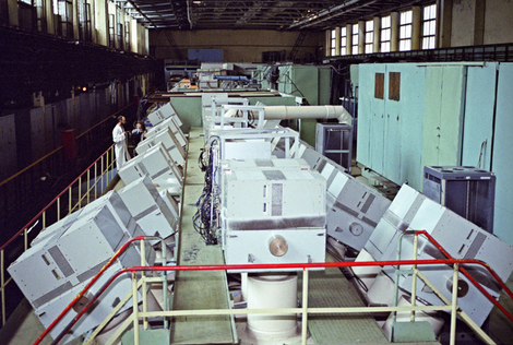 شتاب دهنده « پروتون» ها در پژوهشکده فیزیک انرژی بالا در « پروتوینو» شوروی