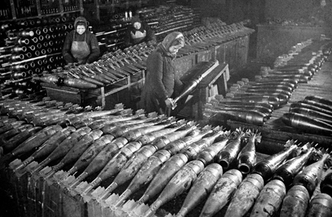 زنان در حال ساخت مین در کارخانه. سال 1942 میلادی 