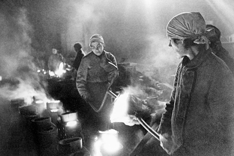 زنان در کارخانه ریخته گری در لنینگراد تحت محاصره. سال 1942 میلادی 