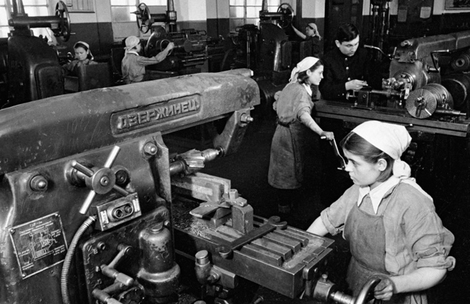 ساخت محصولات دفاعی در کارخانه ماشین سازی تولا، سال 1944 میلادی 