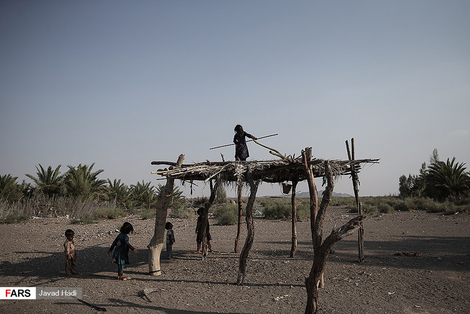 کودکان در روستای چاه ابراهیم مشغول بازی هستند. این روستا در دهستان جازموریان قرار دارد و براساس سرشماری مرکز آمار ایران ، جمعیت آن ۴۵۰ نفر (۸۶خانوار) می باشد.