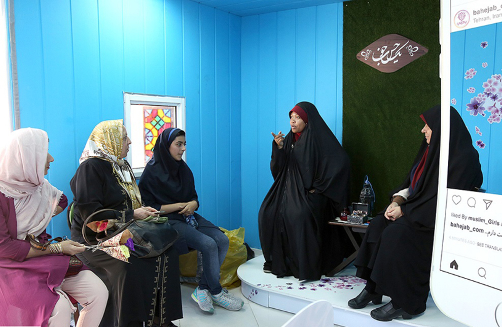 صحبت های خانم تازه مسلمان شده با مراجعین در غرفه پارک میعاد