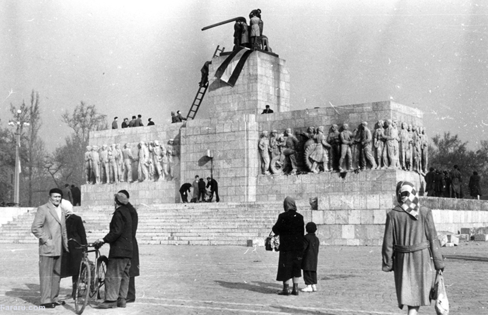 انقلابیون مجار در حال نصب پرچم این کشور به جای مجسمه استالین در میدان اصلی بوداپست. 1956