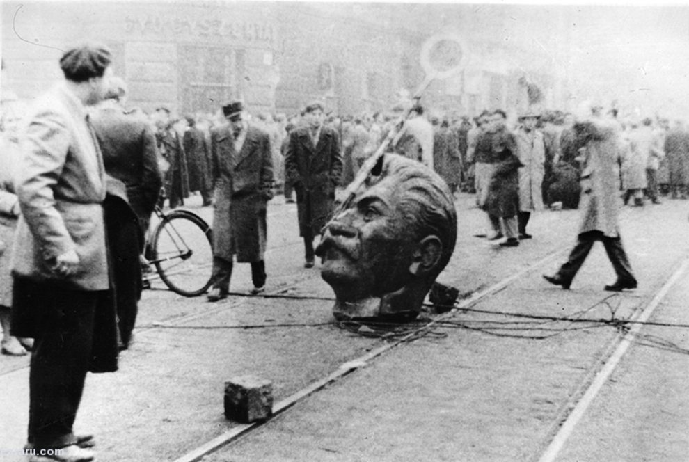 سر مجسمه استالین در خیابان های بوداپست. 1956