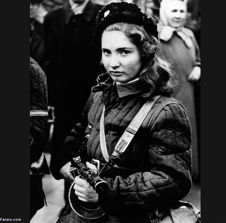 دختر انقلابی 15 ساله مسلح در خیابان های بواپست.1956