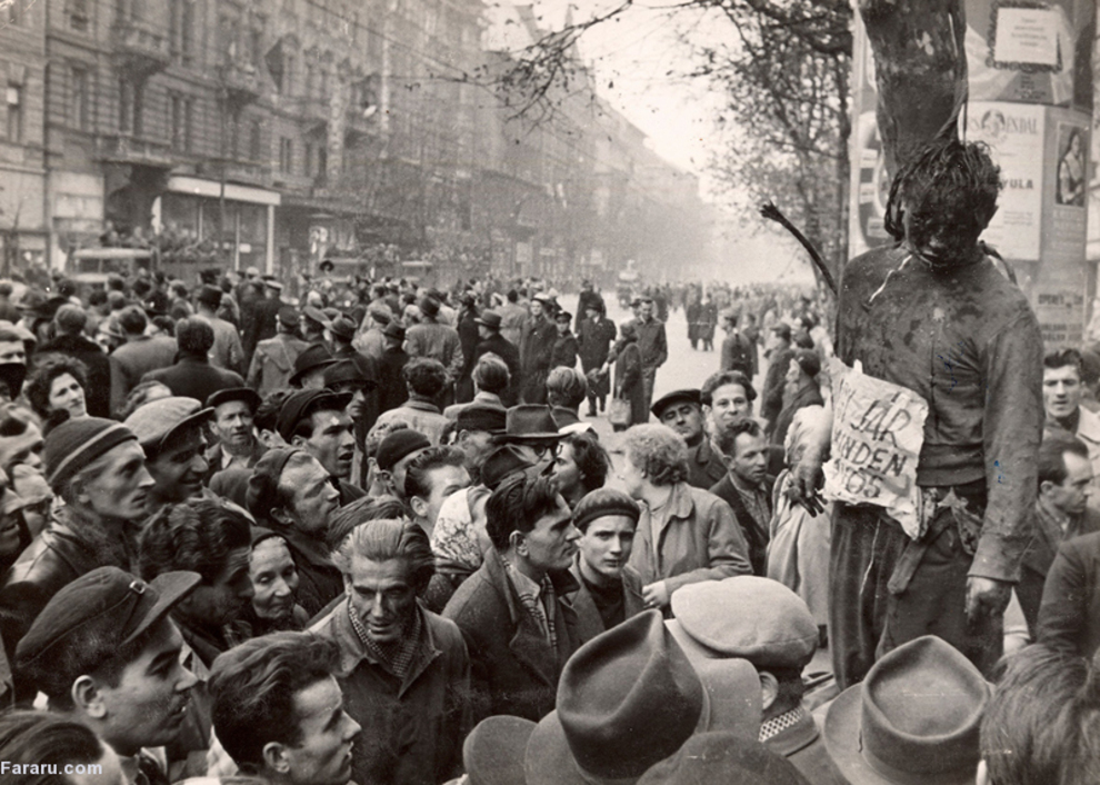 جسد آویخته یکی از اعضای پلیس مخفی مجارستان در خیابان های بوداپست. 1956