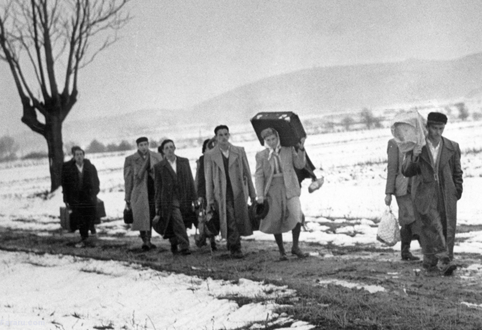 پناهجویان مجارستانی پس از حمله ارتش شوروی به سمت مناطق مرزی با اتریش فرار می کنند. 1956