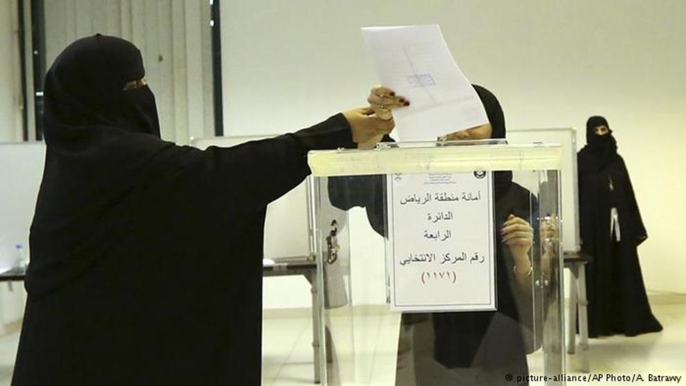 ۲۰۱۵: زنان می‌توانند رأی بدهند و انتخاب بشوند
در سال ۲۰۱۵ زنان توانستند در انتخابات شهرداری رأی دهند و خود نیز برای آن نامزد شوند. تنها برای مقایسه می‌توان یادآور شد که این حق را زنان نیوزلند و آلمان برای اولین بار به‌ترتیب در سال‌های ۱۸۹۳ و ۱۹۱۹ پیدا کردند. در انتخابات عربستان در سال ۲۰۱۵، ۲۰ زن برای مقام‌هایی در شهرداری این کشور انتخاب شدند.