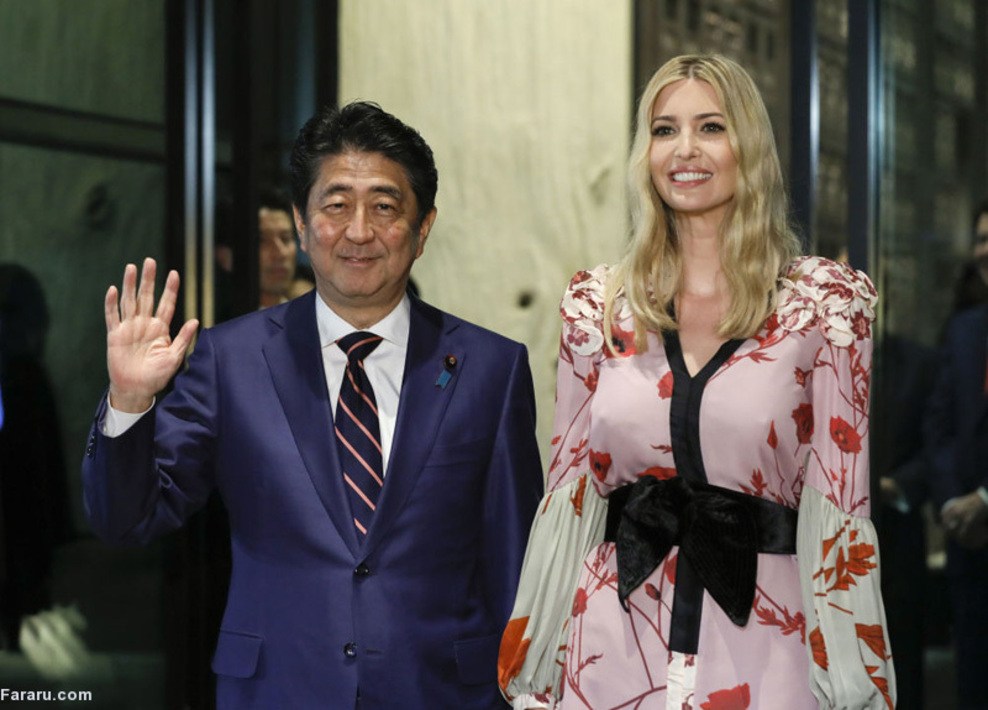 نخست وزیر ژاپن در کنار ایوانکا ترامپ در رستوران توکیو برای صرف شام؛ دونالد ترامپ چندی پیش در مصاحبه‌ای در پاسخ به این پرسش که «آیا فرد نزدیکی به شما هست که بتوانید کاملا روی آن حساب کنید؟»، بلافاصله گفته بود: «بله. ایوانکا».