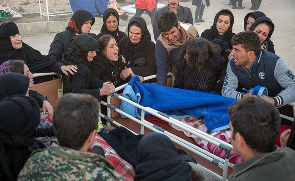 بستگان قربانیان زلزله در ایران (رویترز)
