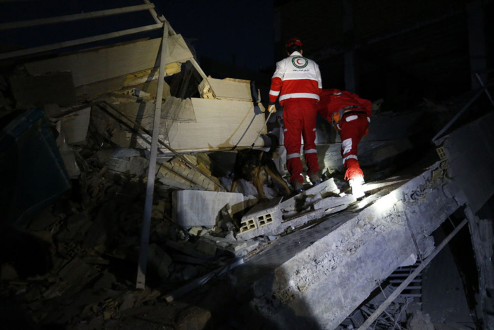امدادرسانان در جستجوی قربانیان زلزله در ایران (خبرگزاری فرانسه)