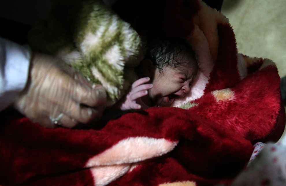 (تصاویر) تولد” آوا “پس از زلزله در سرپل ذهاب