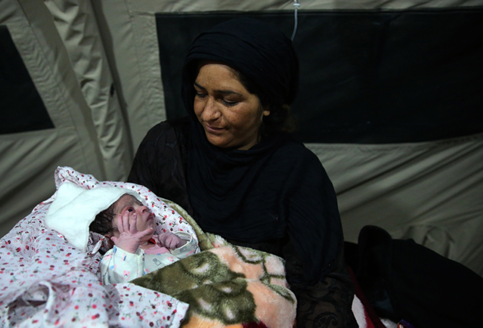 (تصاویر) تولد” آوا “پس از زلزله در سرپل ذهاب