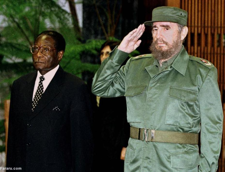 موگابه در کنار فیدل کاسترو در در مراسمی در کاخ انقلاب هاوانا، کوبا در سال هزار و نهصد و نود و نه