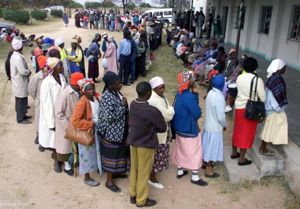 رای گیری روستاییان توبع هراره در انتخابات سال دو هزار 