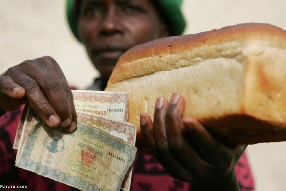 تصویر زنی که قرص نان سفیدی را چهار دلار و نیم خریده است. زیمباوه در سال دو هزار و شش با بیشترین تورم جهان روبرو شد 
